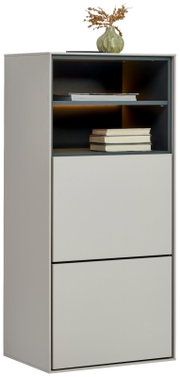 Modernes, hellgraues Sideboard/Kommode in frontaler Ansicht mit offenem Regalfach und zwei geschlossenen Klappen, dekoriert mit Büchern und einer Vase auf weißem Hintergrund.