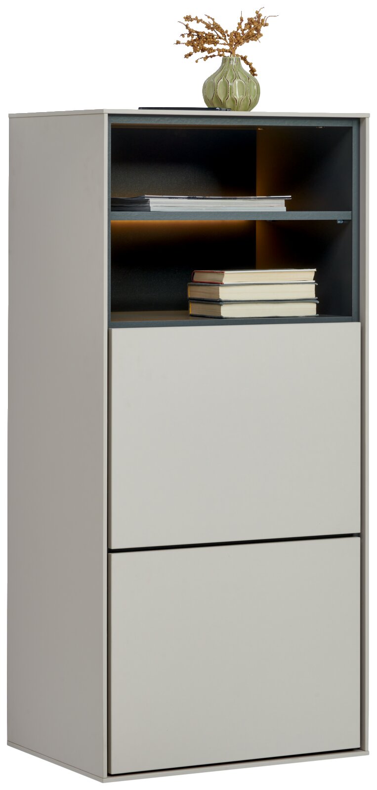 Voleo Hangende schoenenkast RENO Modern, lichtgrijs dressoir/commode in vooraanzicht met een open plank en twee gesloten deurtjes, gedecoreerd met boeken en een vaas op een witte achtergrond.