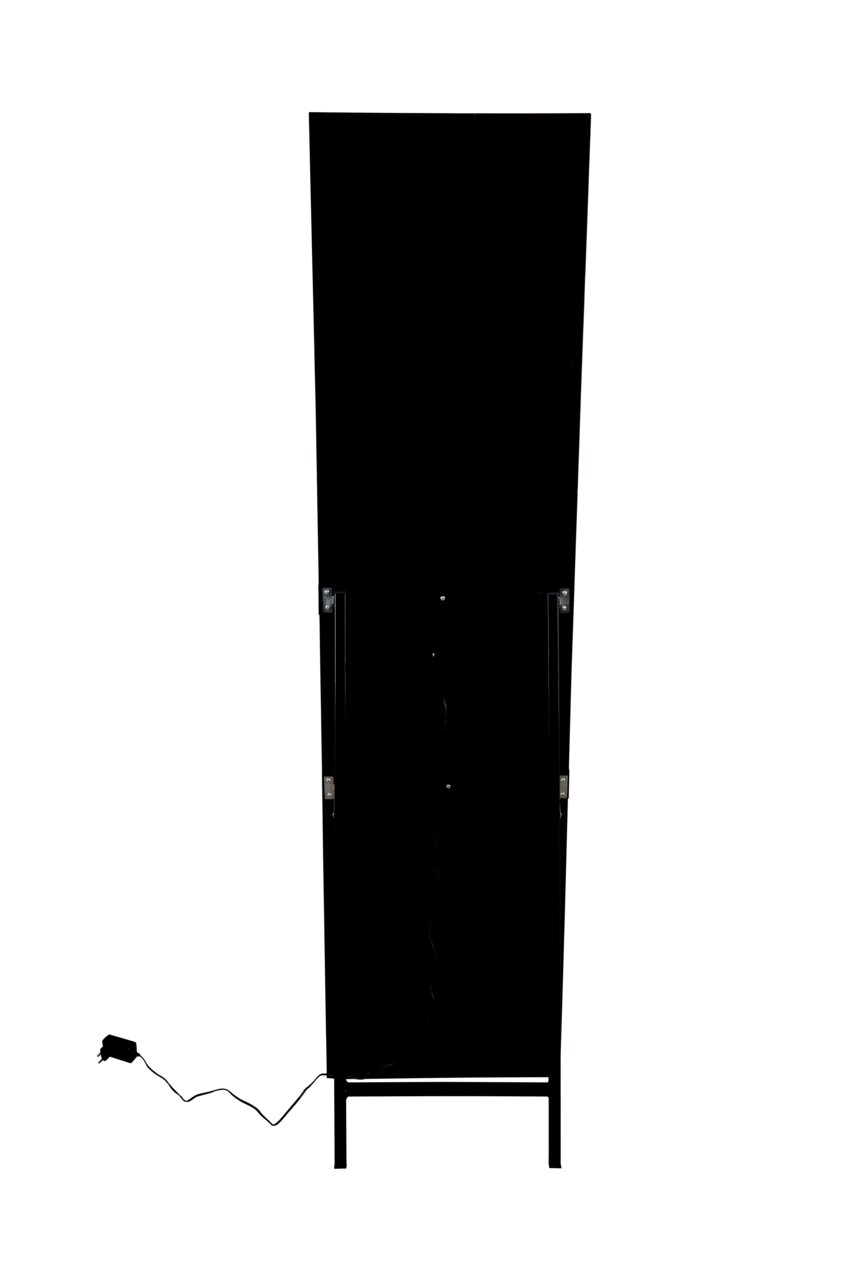 Rückansicht eines LED-Standspiegels mit schwarzem Rahmen und Stromkabel