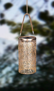 Hängende Solarleuchte mit filigranem Blattmuster, seitliche Perspektive