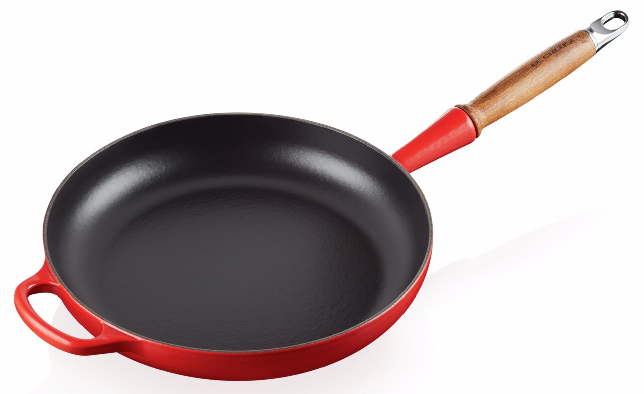 LE CREUSET Koekenpan 28 cm kersenrood Koekenpan van 28 cm in kersenrood met houten handvat, zijaanzicht