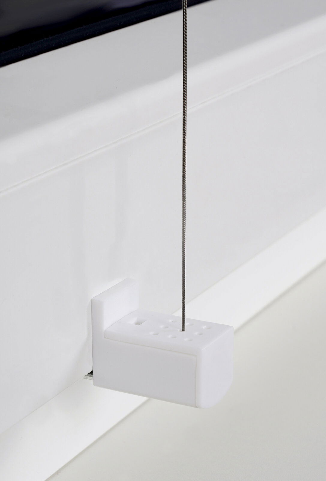 Nahaufnahme eines weißen Plissee-Halters mit gefädeltem Draht, seitliche Perspektive