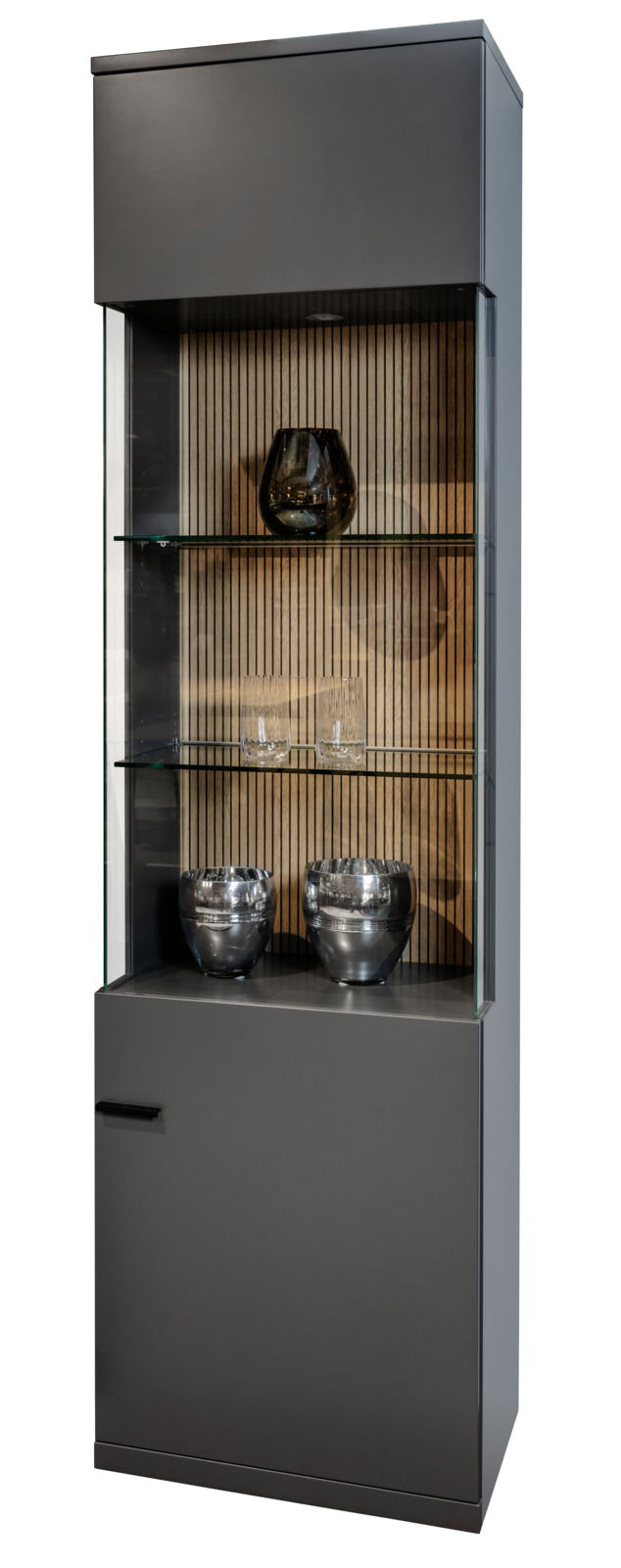 Moderne Vitrine in dunklem Design mit Glastüren und Holzrückwand, frontal fotografiert.