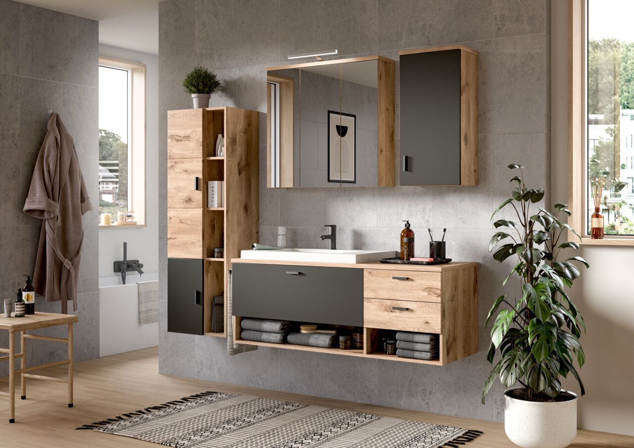Moderne Badezimmermöbelkombination in Holzoptik mit Waschtisch, Spiegelschrank und Hängeschränken, seitliche Perspektive.