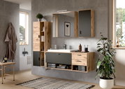 Moderne Badezimmermöbelkombination in Holzoptik mit Waschtisch, Spiegelschrank und Hängeschränken, seitliche Perspektive.