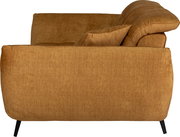 Senfgelbes Stoffsofa mit breiter Armlehne, Rücken- und Zierkissen sowie schwarzen Metallfüßen, Seitenansicht von links vor weißem Hintergrund