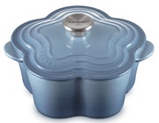 Hellblauer Le Creuset Gusseisen-Bräter in Blumenform mit Deckel und Edelstahlknauf, schräg von oben in Frontansicht freigestellt auf weißem Hintergrund