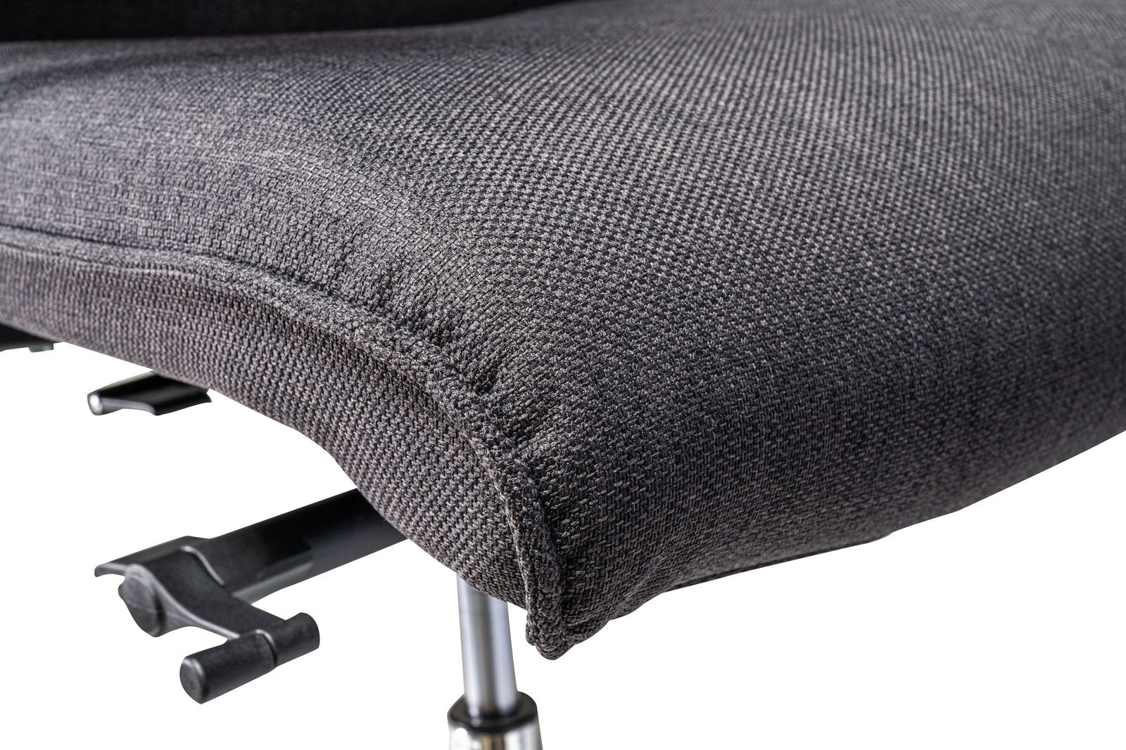 Nahaufnahme eines XL-Drehstuhlsitzes mit grauem Stoffbezug, seitliche Perspektive