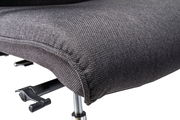 Nahaufnahme eines XL-Drehstuhlsitzes mit grauem Stoffbezug, seitliche Perspektive