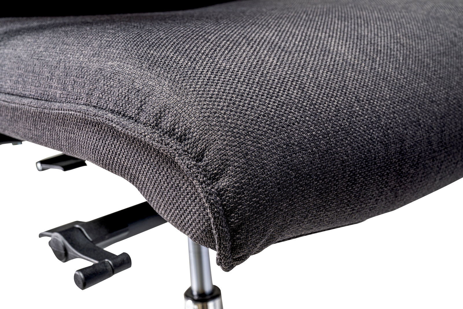 Nahaufnahme eines XL-Drehstuhlsitzes mit grauem Stoffbezug, seitliche Perspektive