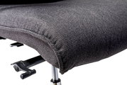 Nahaufnahme eines XL-Drehstuhlsitzes mit grauem Stoffbezug, seitliche Perspektive