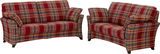 Zwei Sofas mit rot-kariertem Muster, frontal betrachtet.