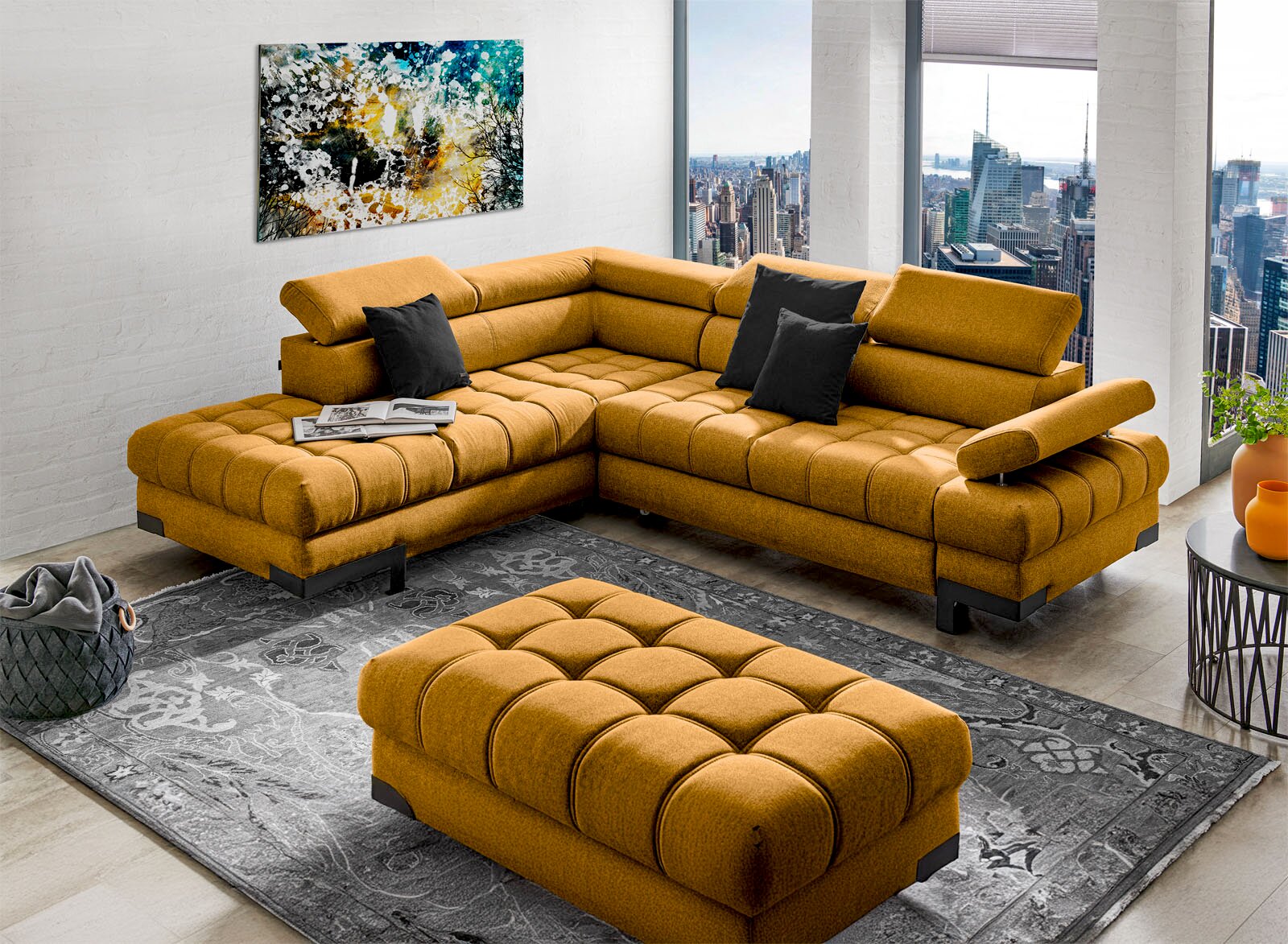 Eckgarnitur in senfgelber Farbe mit modernem Design, abgebildet in einem stilvollen Wohnzimmer mit Stadtblick im Hintergrund, aus der Perspektive von vorne links.