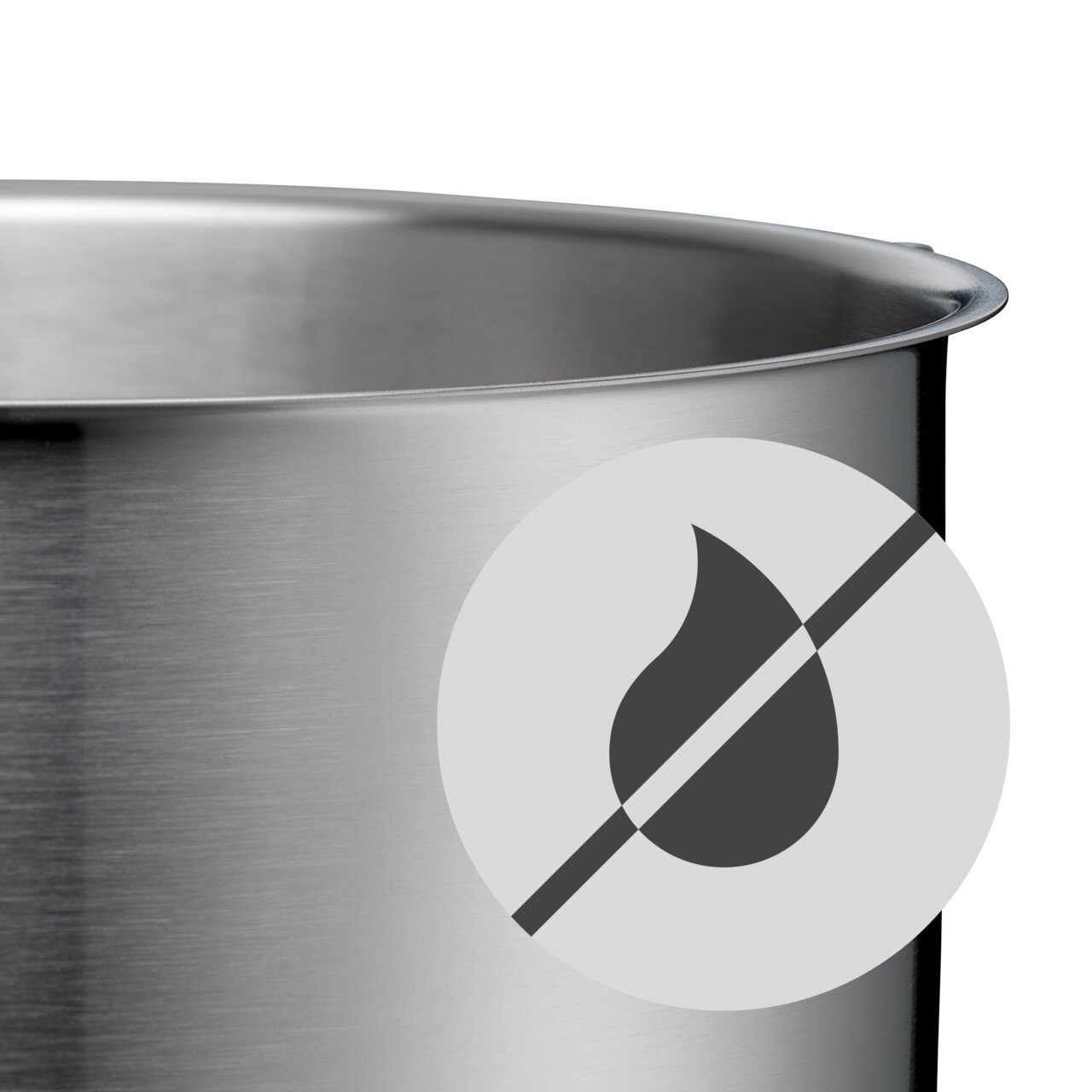 Nahaufnahme eines Edelstahlkochtopfs mit Antihaftsymbol, seitliche Perspektive