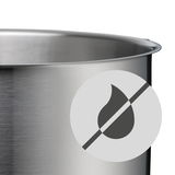 Nahaufnahme eines Edelstahlkochtopfs mit Antihaftsymbol, seitliche Perspektive