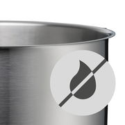 Nahaufnahme eines Edelstahlkochtopfs mit Antihaftsymbol, seitliche Perspektive