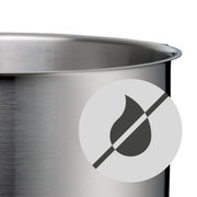 Nahaufnahme eines Edelstahlkochtopfs mit Antihaftsymbol, seitliche Perspektive