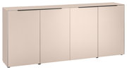 Modernes Sideboard in Beige mit vier grifflosen Türen und schmalen schwarzen Griffleisten, freigestellt auf weißem Hintergrund, Ansicht schräg von vorne links.