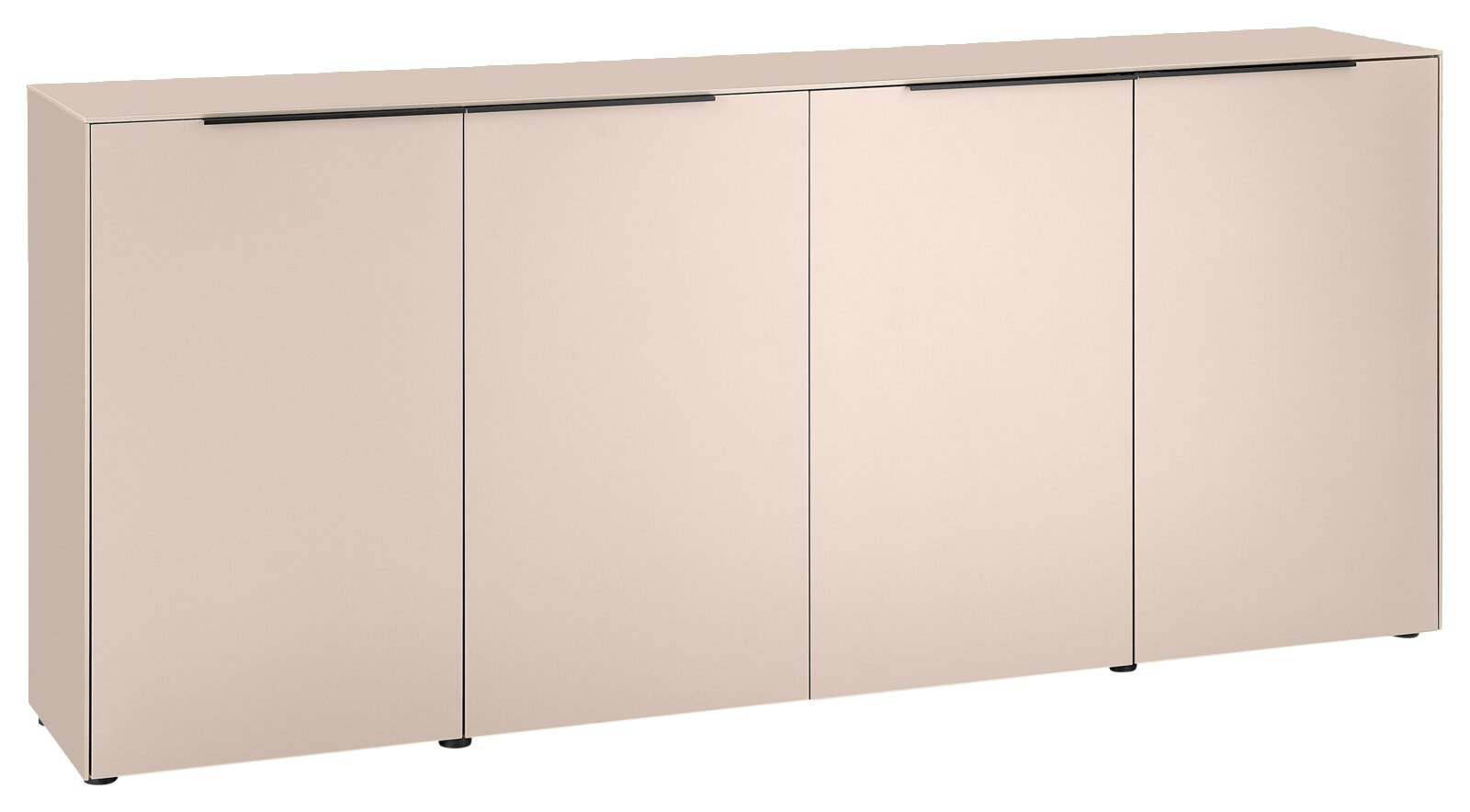 Modernes Sideboard in Beige mit vier grifflosen Türen und schmalen schwarzen Griffleisten, freigestellt auf weißem Hintergrund, Ansicht schräg von vorne links.