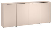 Modernes Sideboard in Beige mit vier grifflosen Türen und schmalen schwarzen Griffleisten, freigestellt auf weißem Hintergrund, Ansicht schräg von vorne links.