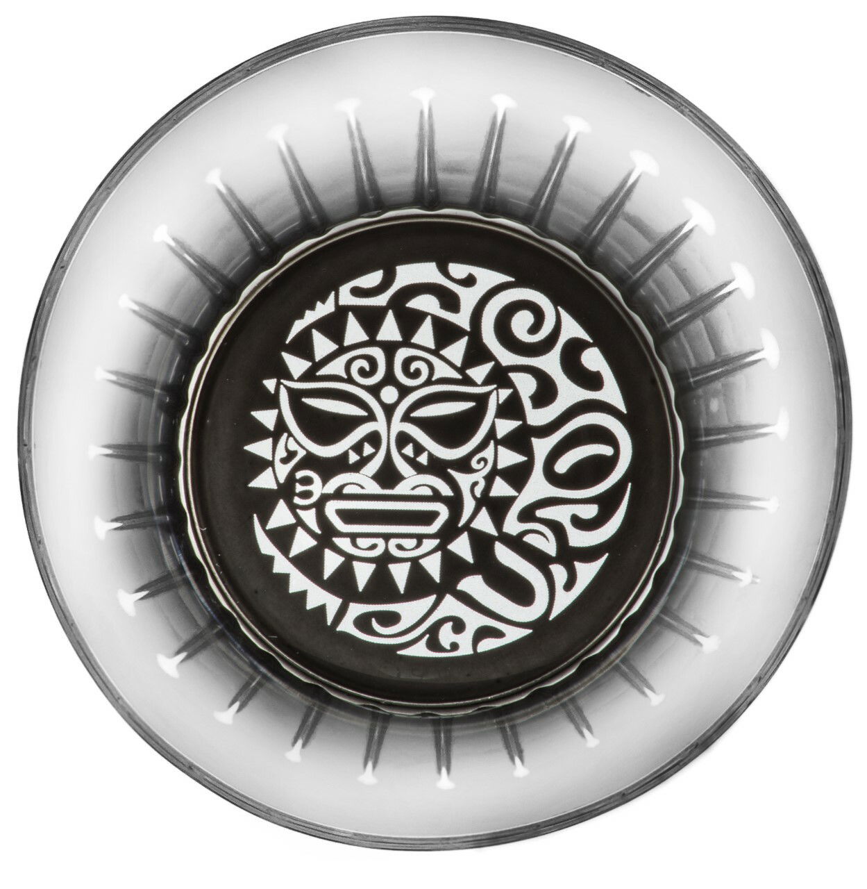 Vogelperspektive auf eine runde Schale mit Maori-Muster in Schwarz-Weiß.