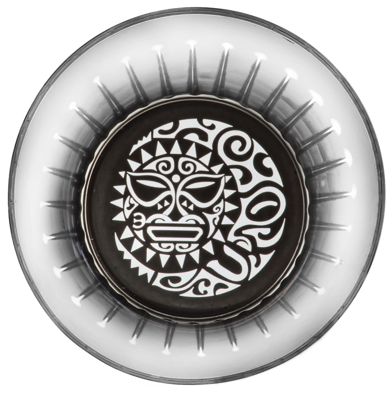 Vogelperspektive auf eine runde Schale mit Maori-Muster in Schwarz-Weiß.