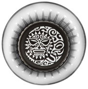 Vogelperspektive auf eine runde Schale mit Maori-Muster in Schwarz-Weiß.