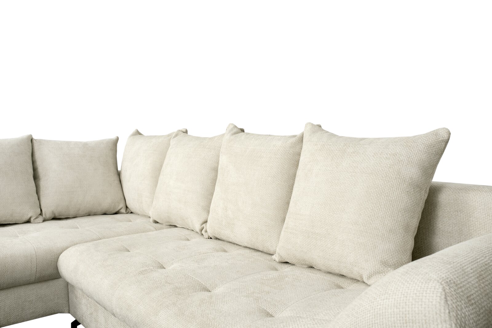 Beige Ecksofa mit fünf Kissen, Perspektive von schräg vorne.