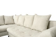 Beige Ecksofa mit fünf Kissen, Perspektive von schräg vorne.
