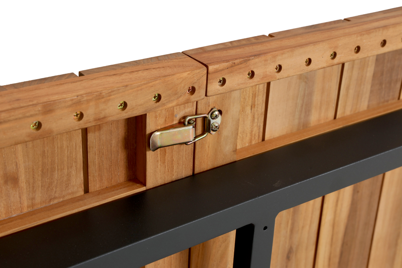 Nahaufnahme eines Gartenausziehtisches aus Holz mit Metallbeschlägen, seitliche Perspektive