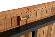 Nahaufnahme eines Gartenausziehtisches aus Holz mit Metallbeschlägen, seitliche Perspektive