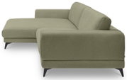 Olivgrünes Polster-Ecksofa mit Chaise links, breiten Armlehnen und schwarzen konischen Füßen, freigestellt vor weißem Hintergrund, Ansicht schräg von vorne rechts.