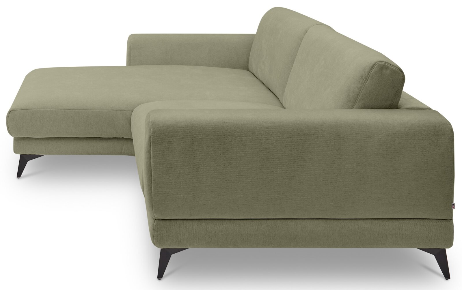 Olivgrünes Polster-Ecksofa mit Chaise links, breiten Armlehnen und schwarzen konischen Füßen, freigestellt vor weißem Hintergrund, Ansicht schräg von vorne rechts.