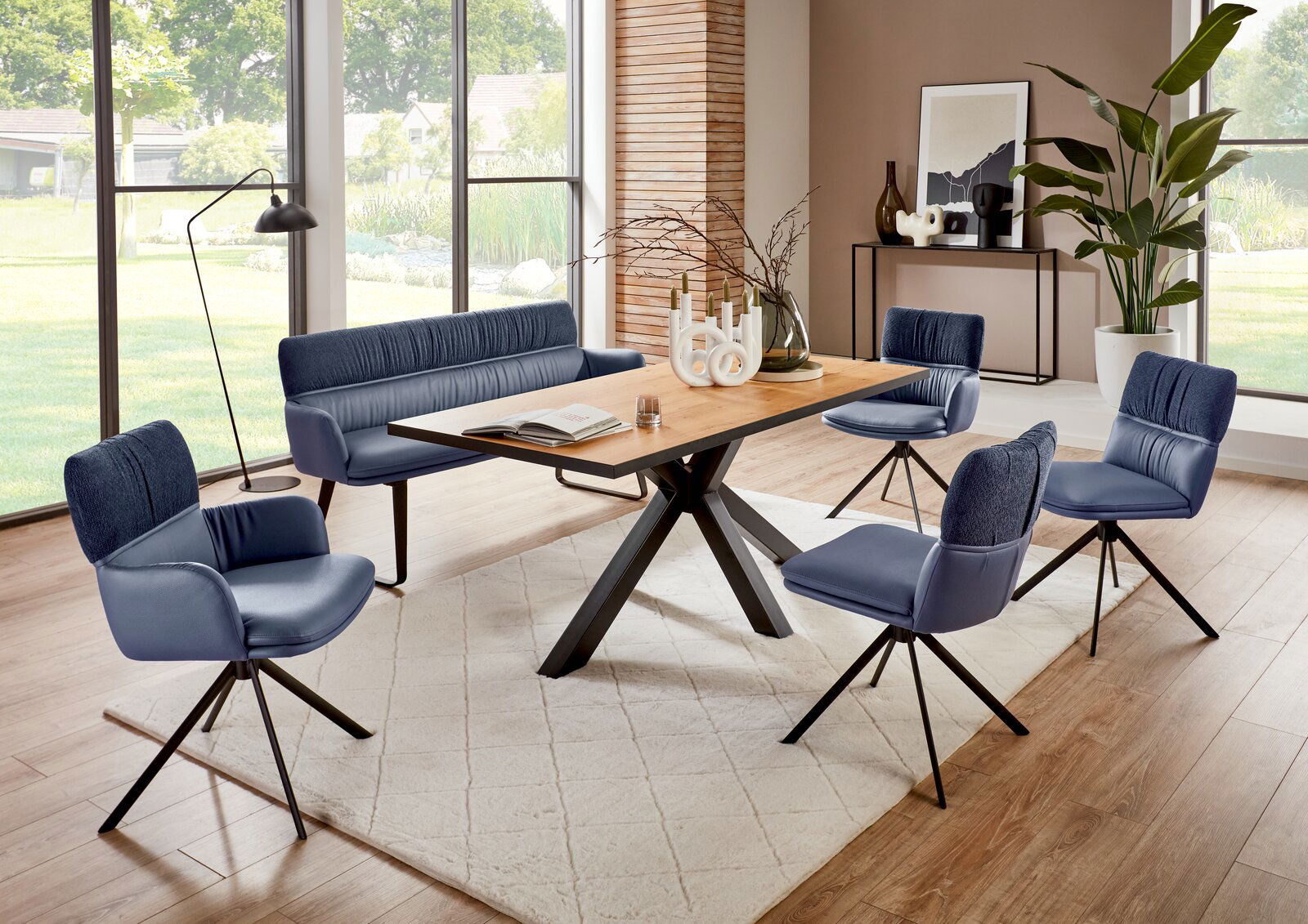 Valdera Esstisch TREVISO Moderner Esstisch mit Holzplatte und schwarzem Metallgestell, umgeben von blauen Stühlen und einer Bank, in einem hellen Raum mit großen Fenstern, Blick von schräg oben.