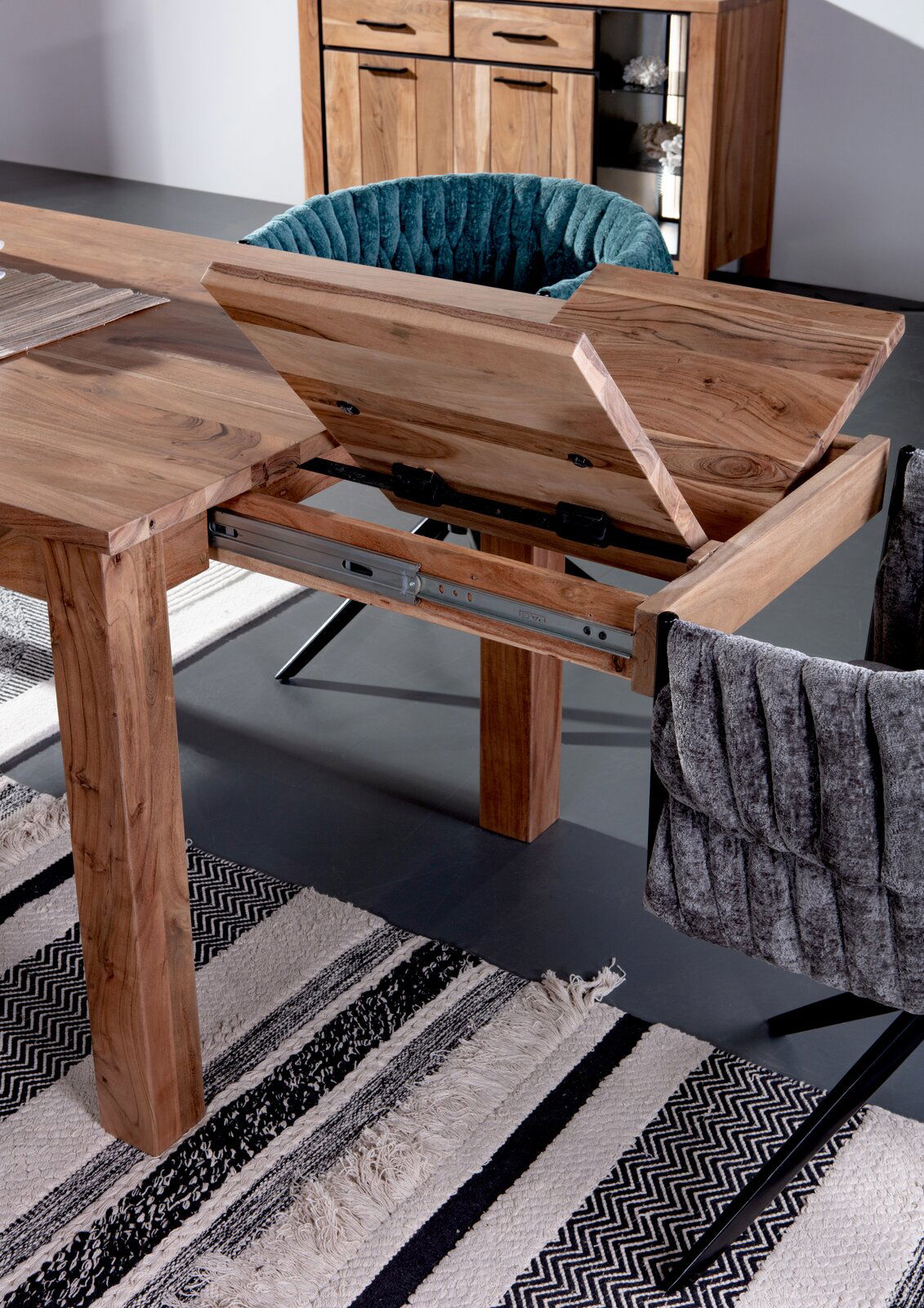 Esstisch aus Holz mit ausziehbarer Funktion, seitliche Perspektive