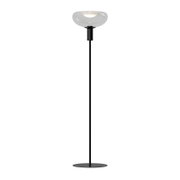 Moderne Stehleuchte mit schlankem, schwarzem Ständer und elegantem, rundem Lampenschirm aus Glas, frontal abgebildet.