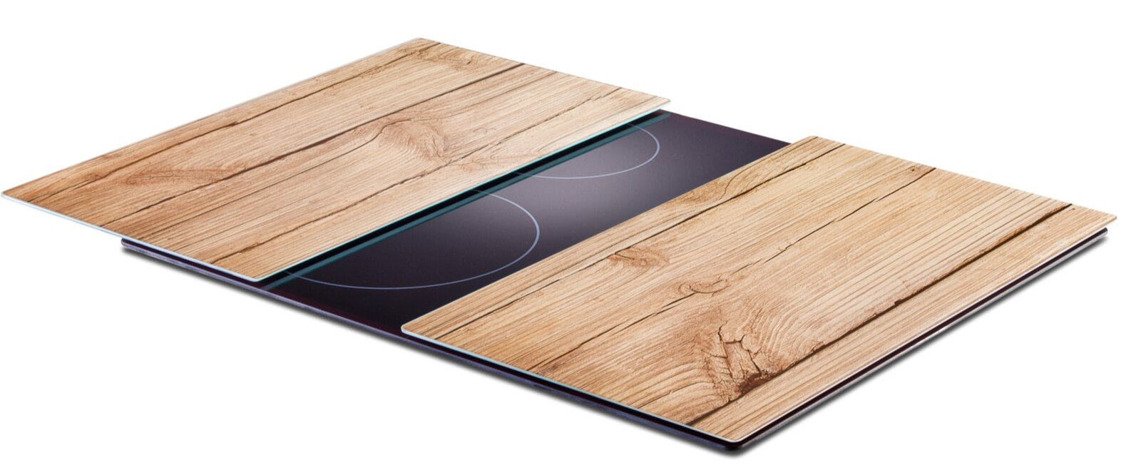 Zwei Glasschneideplatten mit Holzoptik, die auf einem Herd platziert sind, aus seitlicher Perspektive.