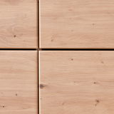 Nahaufnahme der Holzoberfläche eines XL-Schuhschranks mit natürlicher Maserung, aus der Frontperspektive.