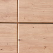 Nahaufnahme der Holzoberfläche eines XL-Schuhschranks mit natürlicher Maserung, aus der Frontperspektive.