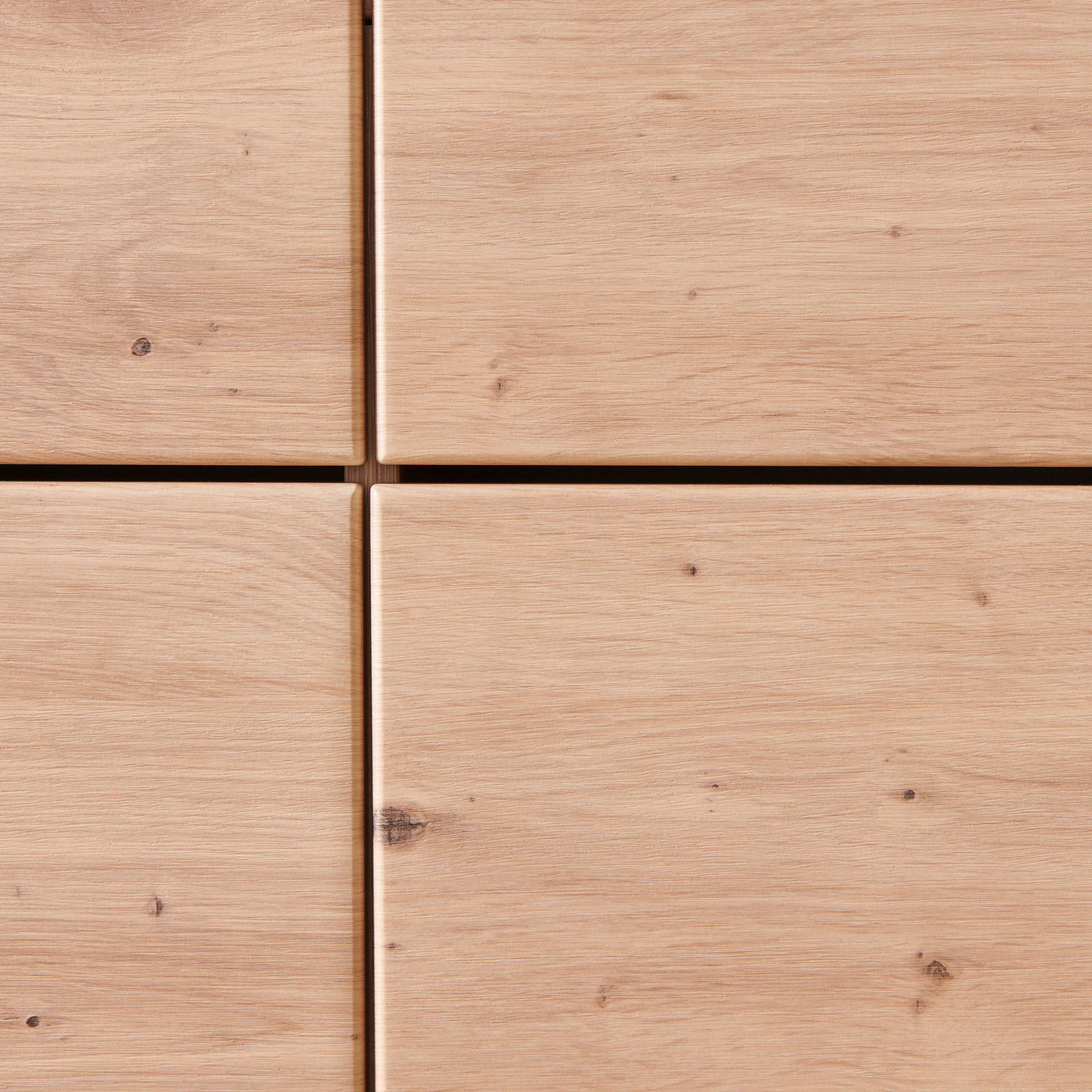Nahaufnahme der Holzoberfläche eines XL-Schuhschranks mit natürlicher Maserung, aus der Frontperspektive.