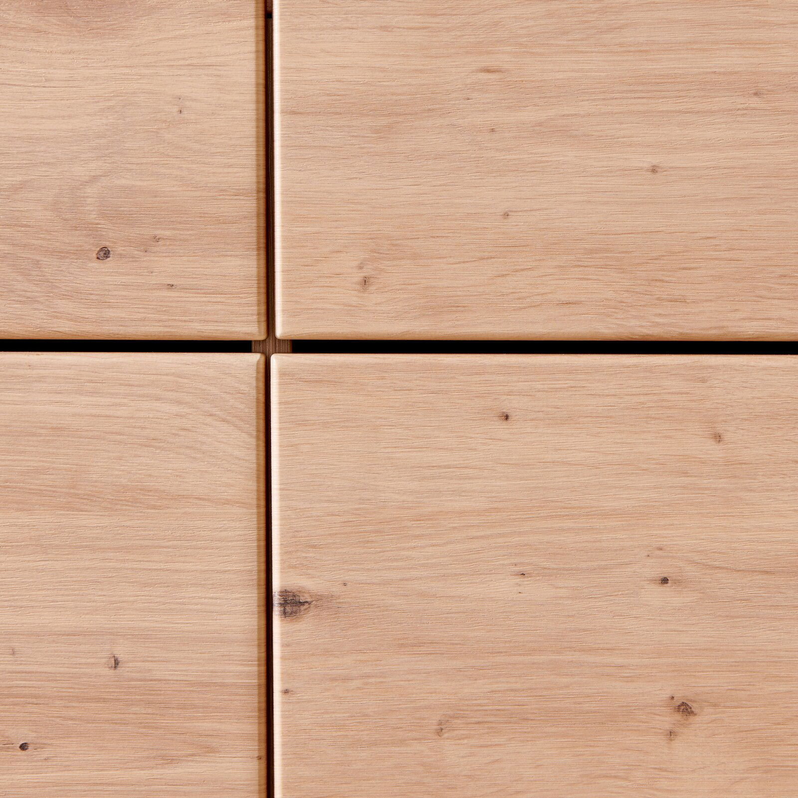 Nahaufnahme der Holzoberfläche eines XL-Schuhschranks mit natürlicher Maserung, aus der Frontperspektive.