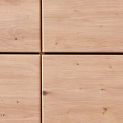 Nahaufnahme der Holzoberfläche eines XL-Schuhschranks mit natürlicher Maserung, aus der Frontperspektive.