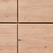 Nahaufnahme der Holzoberfläche eines XL-Schuhschranks mit natürlicher Maserung, aus der Frontperspektive.