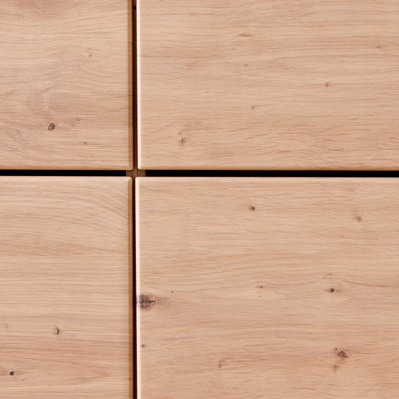 Nahaufnahme der Holzoberfläche eines XL-Schuhschranks mit natürlicher Maserung, aus der Frontperspektive.