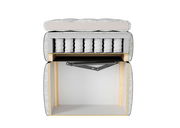 Querschnitt eines Boxbetts mit sichtbaren Schichten: Matratze, Federkern und Holzrahmen, von vorne betrachtet.