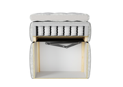 Querschnitt eines Boxbetts mit sichtbaren Schichten: Matratze, Federkern und Holzrahmen, von vorne betrachtet.