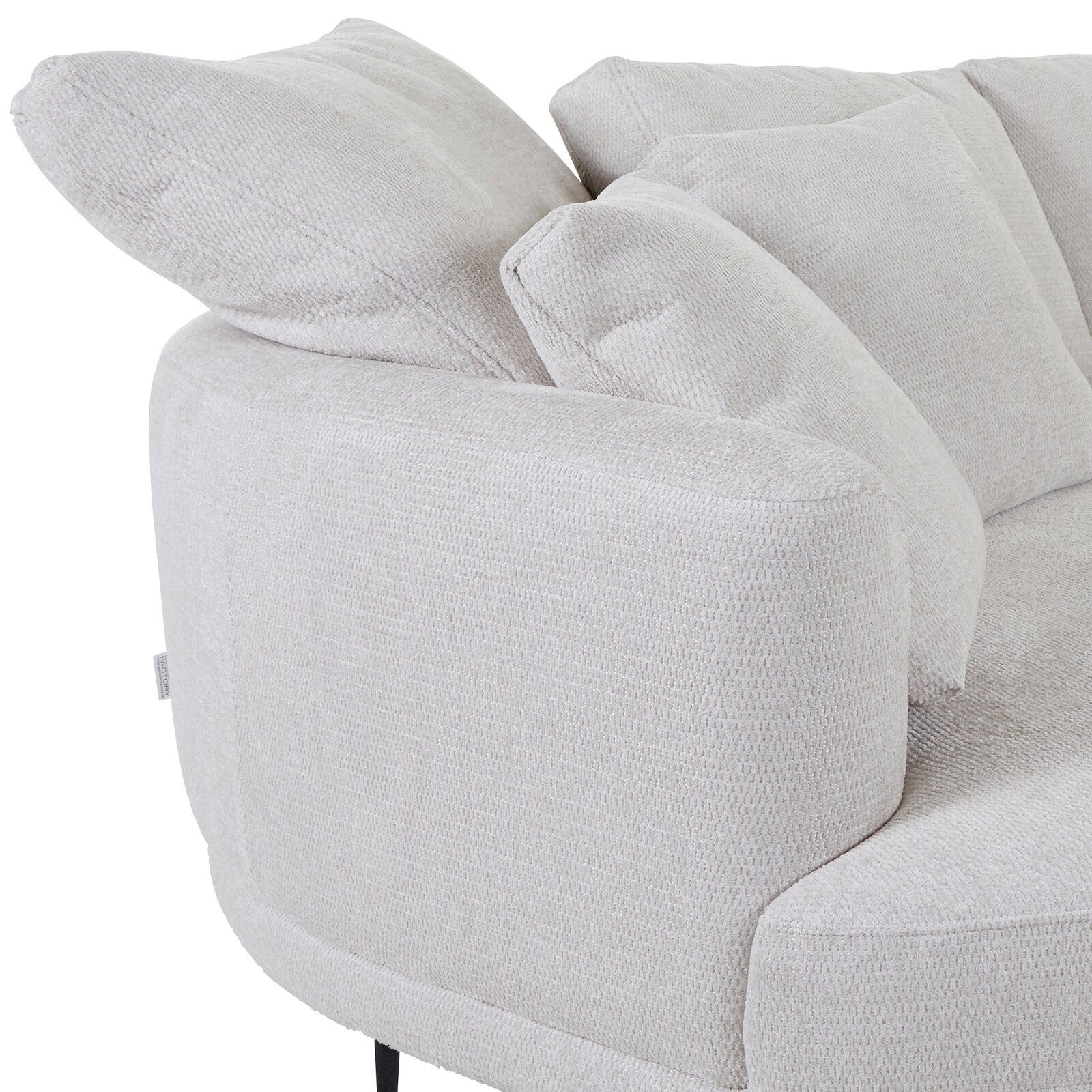 Nahaufnahme einer hellgrauen Rundecke mit Ottomane links, seitliche Perspektive.