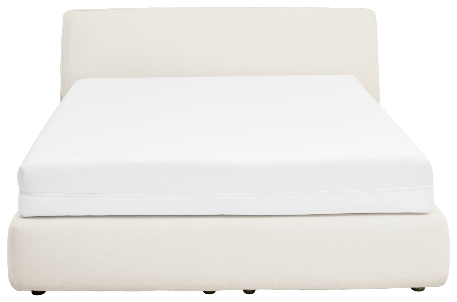 Weißer Matratzen-Topper mit elastischem Spannbezug auf einem gepolsterten Bett in Creme, Frontalansicht.