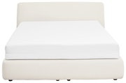 Weißer Matratzen-Topper mit elastischem Spannbezug auf einem gepolsterten Bett in Creme, Frontalansicht.