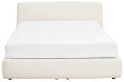 Weißer Matratzen-Topper mit elastischem Spannbezug auf einem gepolsterten Bett in Creme, Frontalansicht.